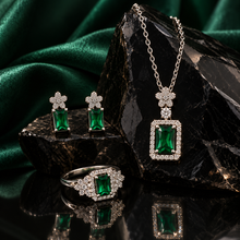 Green Fiora Bloom jewellery set with pendant necklace, earrings and ring
